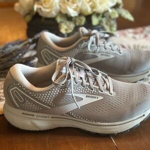 Brooks Ghost 14 Women's Light Gray Athletic Shoes.